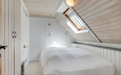 Ødke - 3.5Km from the Sea: Soveværelse, Seng, Væg, Gulvbelægning, Etage, Indretning, Træ, Loft, Sengetøj, Sengetøj