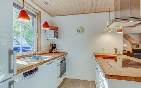 Friederk - 12Km from the Sea: Køkken, Countertop, Gulvbelægning, Indretning, Træ, Køkken Apparat, Loft, Cabinetry, Møbel, Etage