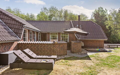 Friederk - 12Km from the Sea: Tag, Sommerhus, Have, Backyard, Skygge, Gård, Lawn, Design, Mursten