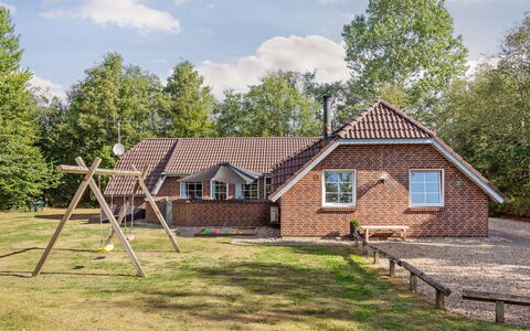 Friederk - 12Km from the Sea: Hus, Tag, Sommerhus, Hjem, Lawn, Stuehus, Gård, Estate, Have, Backyard