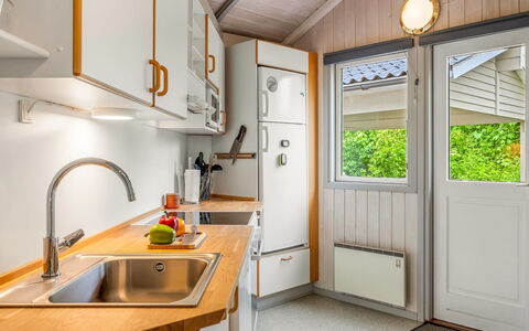 Torben - 10Km from the Sea: Træ, Sanitærarmatur, Indretning, Håndvask, Vvs, Tap, Køkken, Countertop, Loft, Bejdse