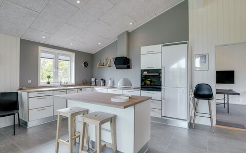 Gardi - 14Km from the Sea: Gulvbelægning, Indretning, Loft, Træ, Køkken, Etage, Countertop, Lysarmatur, Belysning, Møbel