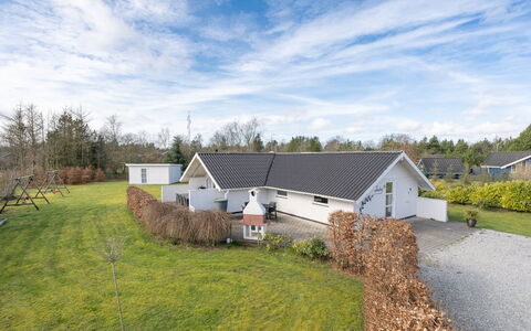 Edvardsine - 12Km from the Sea: Tag, Hus, Land Lot, Hjem, Sommerhus, Estate, Garden Bygninger, Skygge, Bjælkehytte, Landscaping