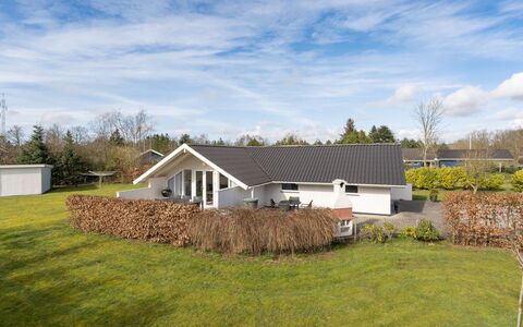 Edvardsine - 12Km from the Sea: Tag, Hus, Land Lot, Hjem, Sommerhus, Estate, Garden Bygninger, Skygge, Bjælkehytte, Landscaping