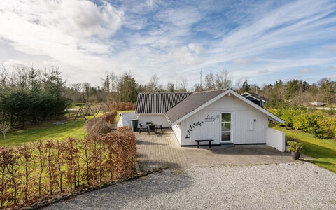 Edvardsine - 12Km from the Sea: Tag, Hus, Land Lot, Hjem, Sommerhus, Estate, Garden Bygninger, Skygge, Bjælkehytte, Landscaping