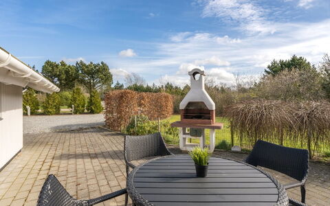 Edvardsine - 12Km from the Sea: Tag, Hus, Land Lot, Hjem, Sommerhus, Estate, Garden Bygninger, Skygge, Bjælkehytte, Landscaping
