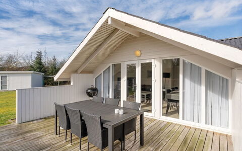 Edvardsine - 12Km from the Sea: Tag, Hus, Land Lot, Hjem, Sommerhus, Estate, Garden Bygninger, Skygge, Bjælkehytte, Landscaping