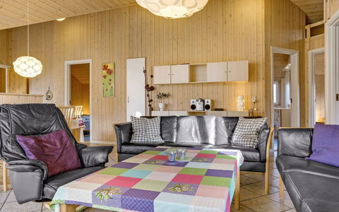 Tyki - 12Km from the Sea: Indretning, Møbel, Træ, Loft, Gulvbelægning, Etage, Lysarmatur, Værelse, Belysning, Stue