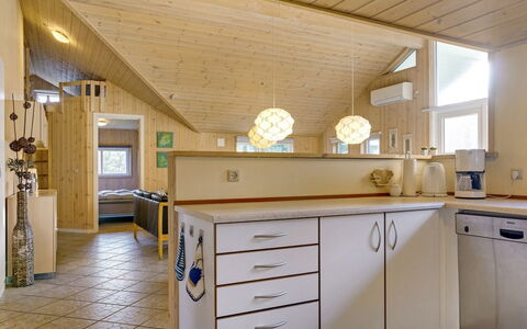 Tyki - 12Km from the Sea: Indretning, Træ, Loft, Gulvbelægning, Møbel, Etage, Countertop, Køkken, Lysarmatur, Værelse