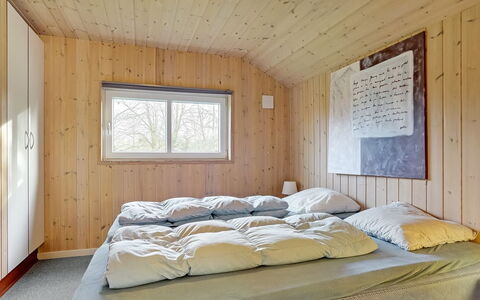 Tyki - 12Km from the Sea: Seng, Soveværelse, Sengetøj, Sengetøj, Træ, Indretning, Loft, Værelse, Etage, Bed Frame