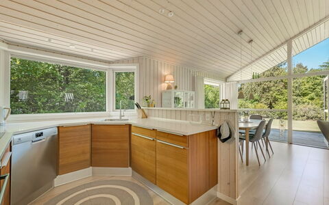 Elevine - 300M to the Fjord: Indretning, Gulvbelægning, Countertop, Køkken, Etage, Træ, Loft, Cabinetry, Møbel, Trægulve