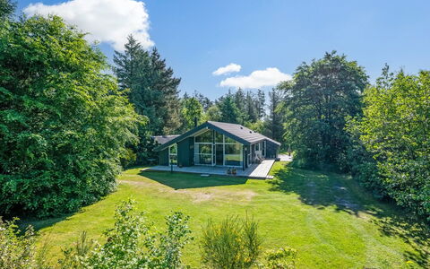 Elevine - 300M to the Fjord: Græs, Busk, Land Lot, Hjem, Bunddække, Sommerhus, Have, Lawn, Estate, Garden Bygninger