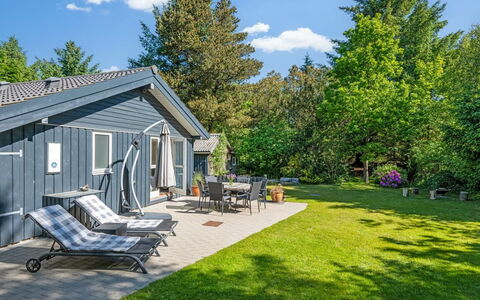 Elevine - 300M to the Fjord: Hjem, Sommerhus, Have, Estate, Landscaping, Skygge, Lawn, Gård, Backyard, Garden Bygninger