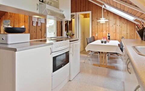 Sebiorn - 300M to the Fjord: Køkken, Køkken Apparat, Countertop, Træ, Større Bandage, Indretning, Loft, Gulvbelægning, Møbel, Cabinetry