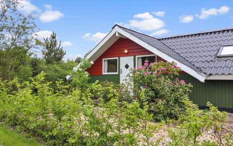 Sebiorn - 300M to the Fjord: Grøn, Busk, Sommerhus, Bunddække, Have, Forår, Lawn, Gård, Landscaping, Garden Bygninger
