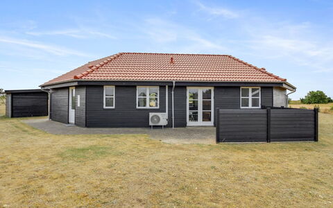 Arnger - 300M to the Fjord: Træ, Tag, Arkitektur, Hjem, Hus, Sommerhus, Sidespor, Hårdttræ, Hældning, Estate