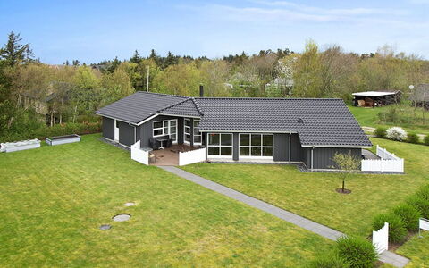 Jannic - 300M to the Fjord: Græs, Hus, Tag, Hjem, Boligområde, Lawn, Sommerhus, Estate, Have, Bunddække
