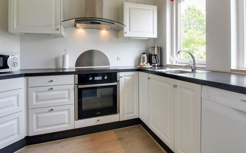 Jannic - 300M to the Fjord: Køkken, Countertop, Indretning, Gulvbelægning, Cabinetry, Træ, Køkken Apparat, Større Bandage, Etage, Hjem