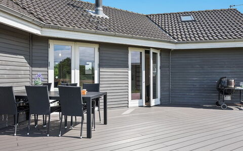 Karmen - 300M to the Fjord: Svømmepøl, Ferieby