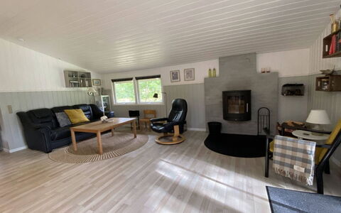 Ottilie - 350M to the Fjord: Gulvbelægning, Etage, Træ, Indretning, Trægulve, Loft, Møbel, Stue, Værelse, Couch