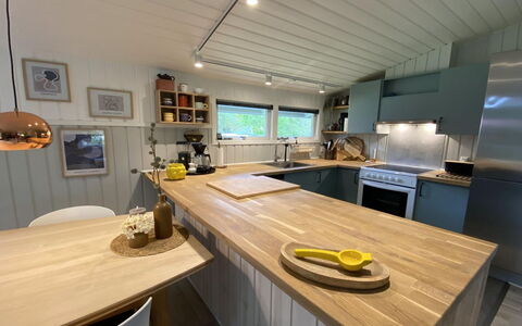 Ottilie - 350M to the Fjord: Gulvbelægning, Indretning, Træ, Møbel, Loft, Countertop, Etage, Køkken, Belysning, Køkken Apparat