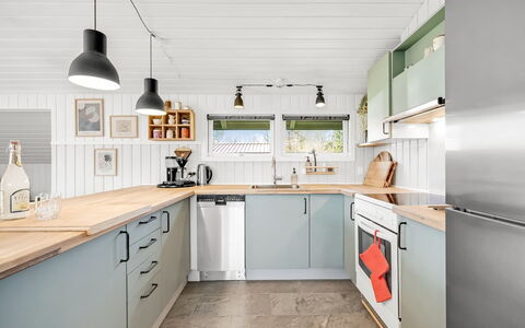 Ottilie - 350M to the Fjord: Køkken, Countertop, Køkken Apparat, Indretning, Større Bandage, Cabinetry, Træ, Møbel, Gulvbelægning, Loft