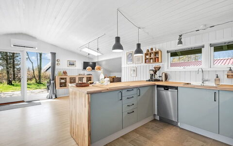 Ottilie - 350M to the Fjord: Køkken, Gulvbelægning, Countertop, Køkken Apparat, Indretning, Cabinetry, Større Bandage, Etage, Møbel, Loft