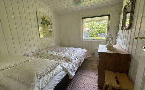 Ottilie - 350M to the Fjord: Træ, Soveværelse, Seng, Etage, Gulvbelægning, Sengetøj, Sengetøj, Møbel, Bed Frame, Bejdse
