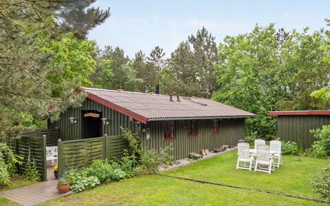 Gail - 400M to the Fjord: Møbel, Indretning, Gulvbelægning, Træ, Etage, Loft, Trægulve, Stol, Bord, Belysning