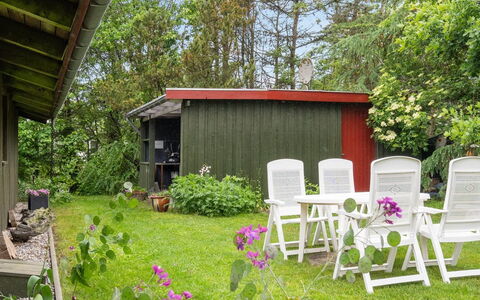 Gail - 400M to the Fjord: Møbel, Indretning, Gulvbelægning, Træ, Etage, Loft, Trægulve, Stol, Bord, Belysning