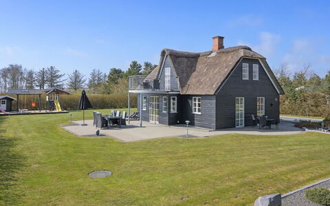 Benita - 400M to the Fjord: Boligområde, Busk, Hus, Hjem, Have, Estate, Skygge, Landscaping, Lawn