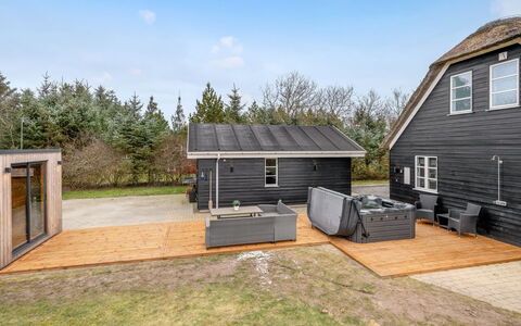 Benita - 400M to the Fjord: Boligområde, Busk, Hus, Hjem, Have, Estate, Skygge, Landscaping, Lawn