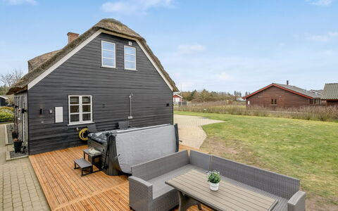 Benita - 400M to the Fjord: Boligområde, Busk, Hus, Hjem, Have, Estate, Skygge, Landscaping, Lawn