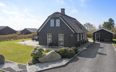 Benita - 400M to the Fjord: Boligområde, Busk, Hus, Hjem, Have, Estate, Skygge, Landscaping, Lawn