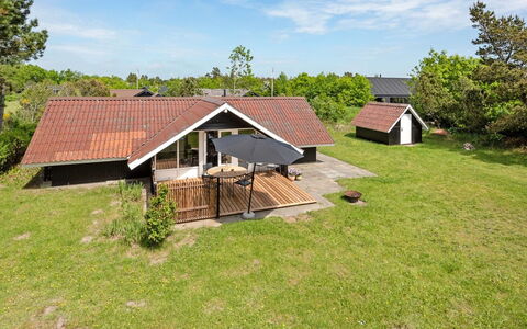 Cornelia - 100M to the Fjord: Træ, Tag, Arkitektur, Hjem, Hus, Sommerhus, Sidespor, Hårdttræ, Hældning, Estate