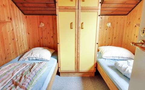 Ingwin - 250M to the Fjord: Seng, Træ, Køjeseng, Soveværelse, Gulvbelægning, Etage, Indretning, Møbel, Værelse, Loft