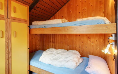 Ingwin - 250M to the Fjord: Træ, Loft, Soveværelse, Seng, Gulvbelægning, Etage, Bejdse, Hårdttræ, Bed Frame, Værelse