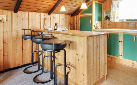 Ingwin - 250M to the Fjord: Træ, Gulvbelægning, Bejdse, Loft, Countertop, Cabinetry, Køkken, Hårdttræ, Klarlak, Lysarmatur