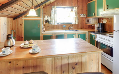Ingwin - 250M to the Fjord: Træ, Køkken, Indretning, Loft, Countertop, Gulvbelægning, Møbel, Etage, Værelse, Bejdse