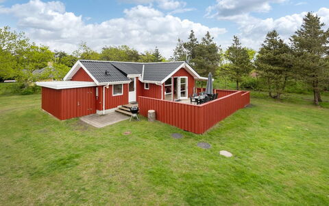 Halla - 200M to the Fjord: Møbel, Indretning, Gulvbelægning, Træ, Etage, Loft, Trægulve, Stol, Bord, Belysning
