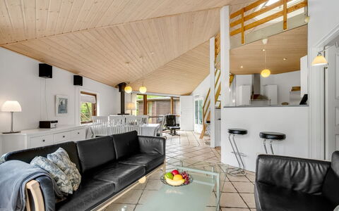 Reiner - 300M to the Fjord: Indretning, Loft, Træ, Gulvbelægning, Møbel, Couch, Etage, Stue, Belysning, Værelse