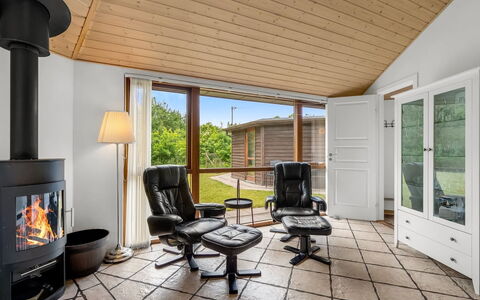 Reiner - 300M to the Fjord: Møbel, Indretning, Gulvbelægning, Etage, Træ, Stol, Loft, Stue, Couch, Trægulve