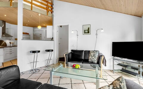 Reiner - 300M to the Fjord: Indretning, Møbel, Gulvbelægning, Loft, Couch, Stue, Etage, Værelse, Belysning, Bord