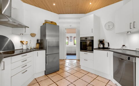 Reiner - 300M to the Fjord: Gulvbelægning, Køkken, Etage, Indretning, Køkken Apparat, Træ, Loft, Større Bandage, Cabinetry, Countertop