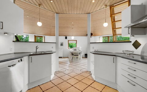Reiner - 300M to the Fjord: Gulvbelægning, Indretning, Køkken, Træ, Loft, Etage, Countertop, Cabinetry, Belysning, Lysarmatur