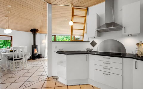 Reiner - 300M to the Fjord: Gulvbelægning, Indretning, Køkken, Loft, Etage, Lysarmatur, Møbel, Belysning, Countertop, Køkken Apparat