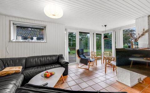 Naumka - 200M to the Fjord: Træ, Loft, Indretning, Etage, Hjem, Gulvbelægning, Dør, Couch, Stue