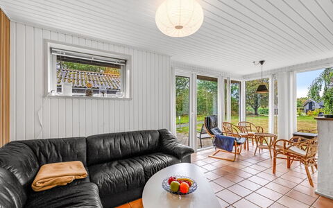 Naumka - 200M to the Fjord: Træ, Hjem, Loft, Indretning, Etage, Dør, Sommerhus, Veranda, Hårdttræ, Bejdse