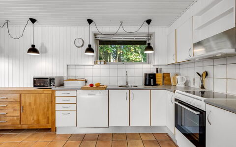Naumka - 200M to the Fjord: Køkken, Køkken Apparat, Countertop, Større Bandage, Gulvbelægning, Træ, Indretning, Håndvask, Køkkenvask, Cabinetry
