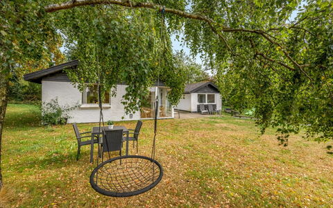 Naumka - 200M to the Fjord: Afdeling, Kvist, Lawn, Have, Sommerhus, Skygge, Backyard, Gård, Landscaping, Parkere